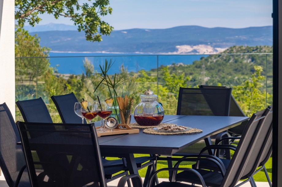 Villa Top Hill is located in quiet surroundings of the village Tugare