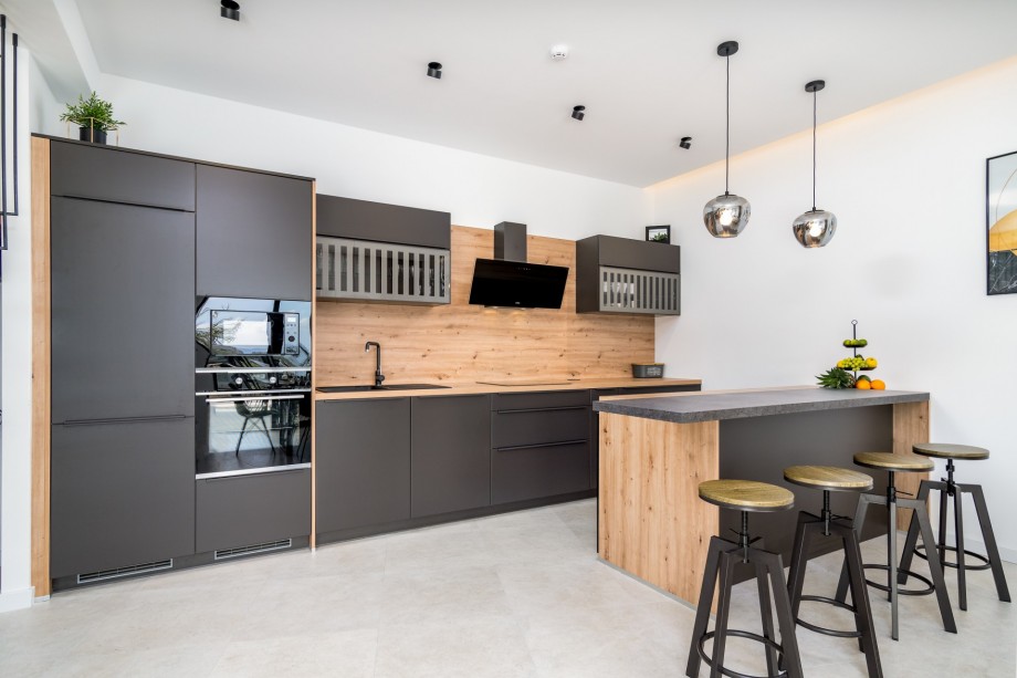 The kitchen is also equipped with a wine cooler, microwave oven, a kettle, a filter coffee maker, etc