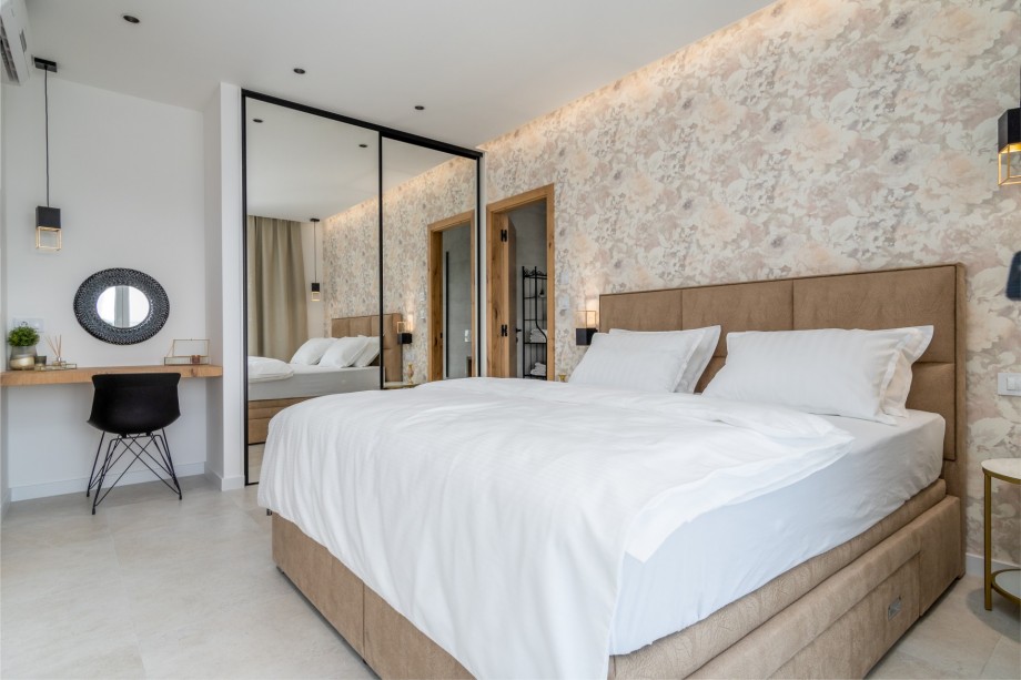 Bedroom No2 is equipped with an en-suite bathroom