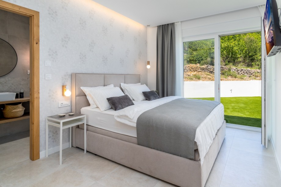 Bedroom No3 (first floor) with king-size bed 180x200cm and an en-suite bathroom