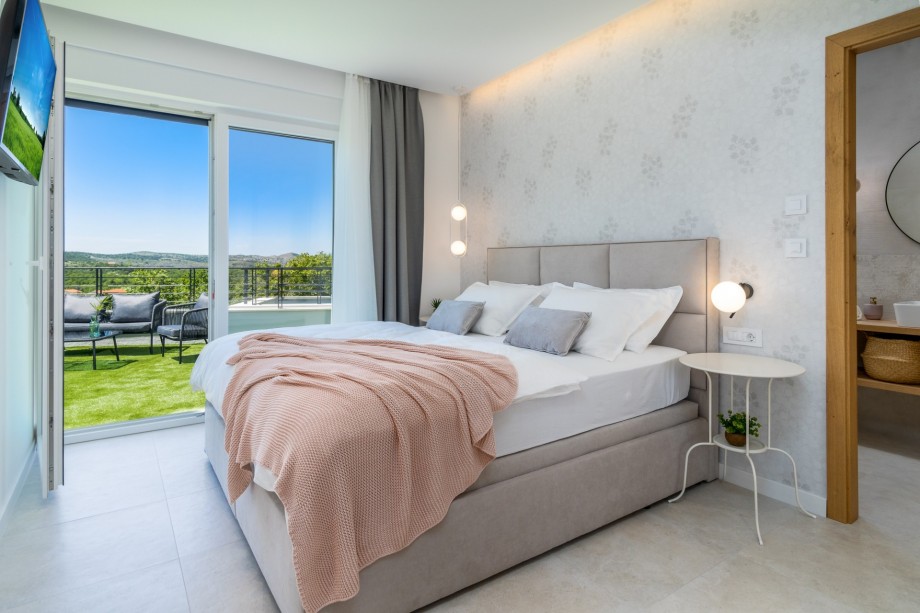 Bedroom No5 (first floor) with king-size bed 180x200cm and an en-suite bathroom