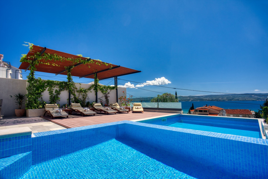 Sun deck area with 6 comfortable lounge chairs