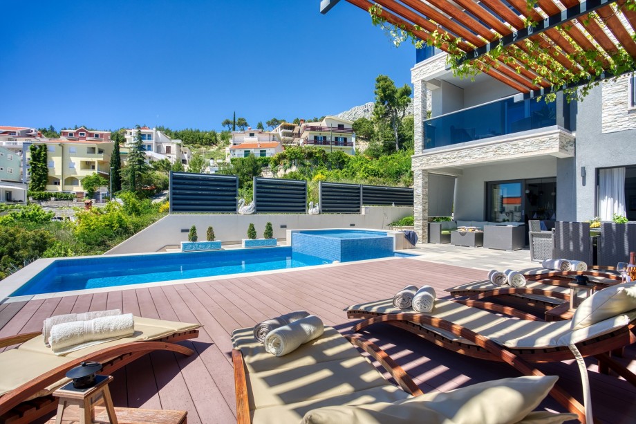 Sun deck area and outdoor dining area