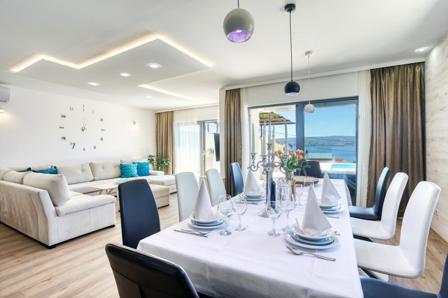 Fully equipped kitchen with dining and living area, with exit to the pool area