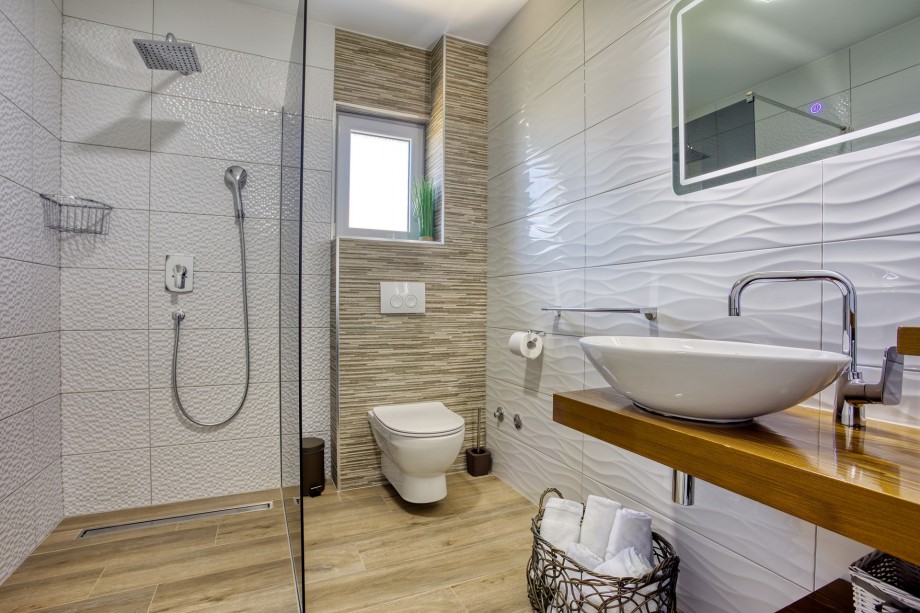 En-suite bathroom with shower (Bedroom No1)