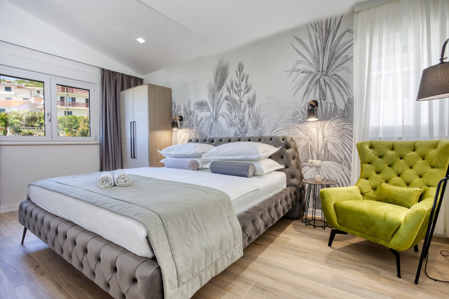 Bedroom No3 with double bed and en-suite bathroom with bathtub