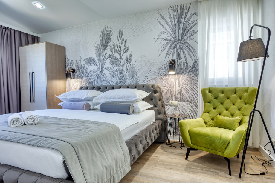 Bedroom No3 with double bed and en-suite bathroom with bathtub