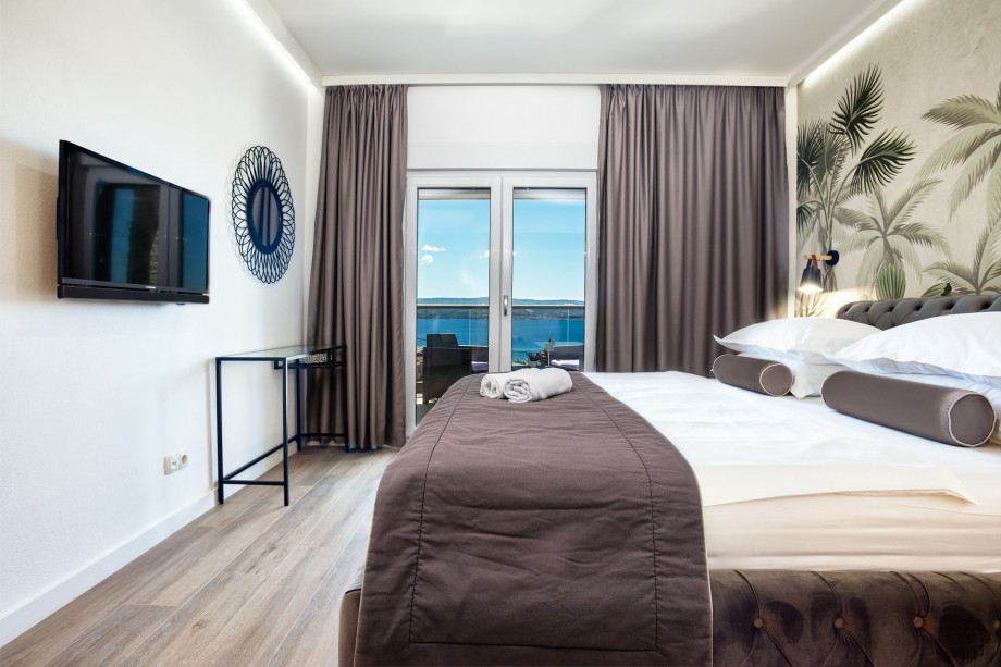 Bedroom No5 with double bed + sofa bed, en-suite bathroom, and terrace