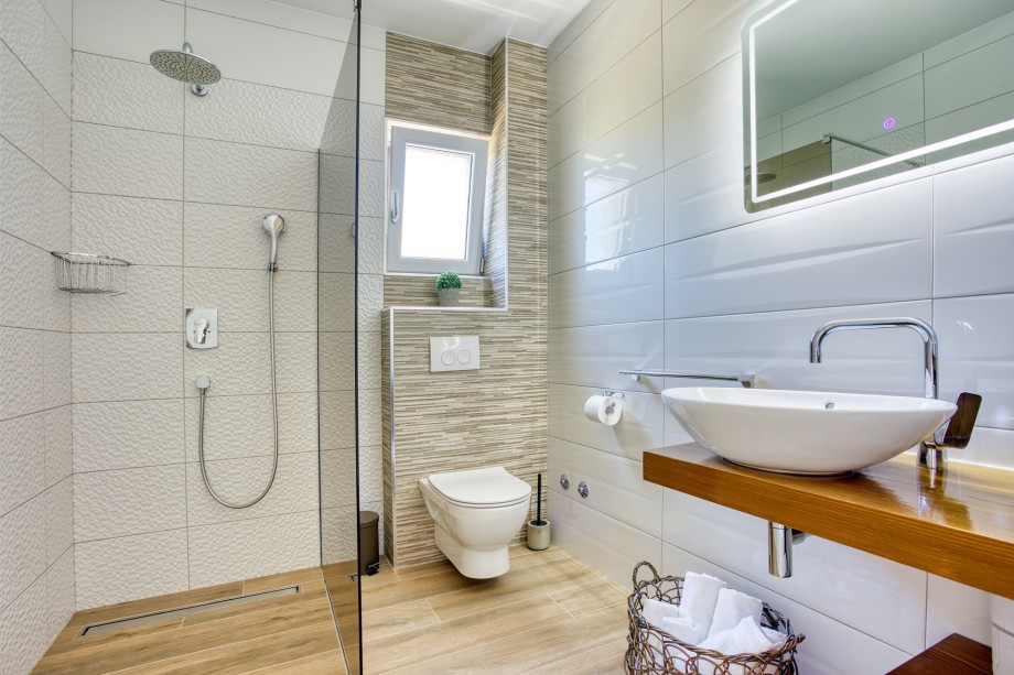 En-suite bathroom with shower in bedroom No5