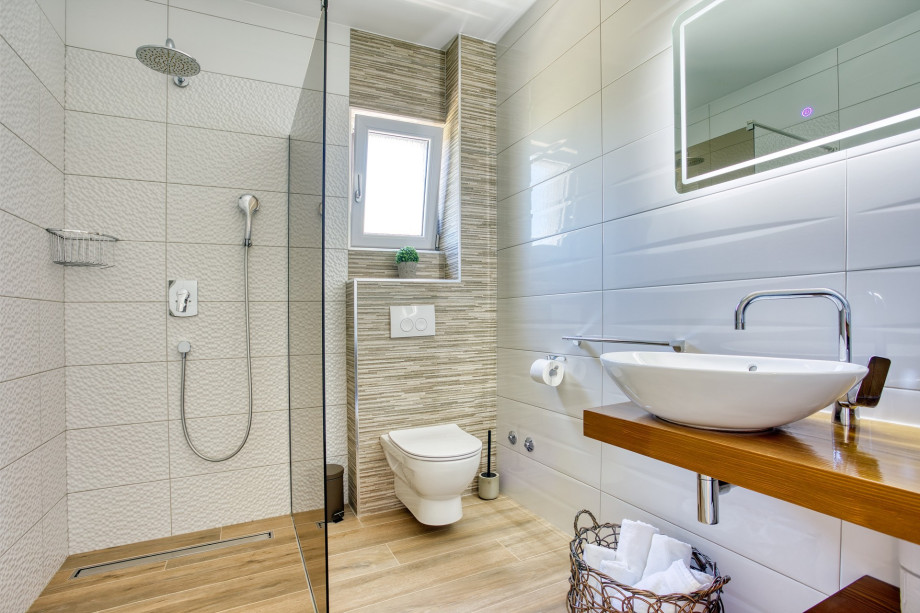 En-suite bathroom with shower in bedroom No5