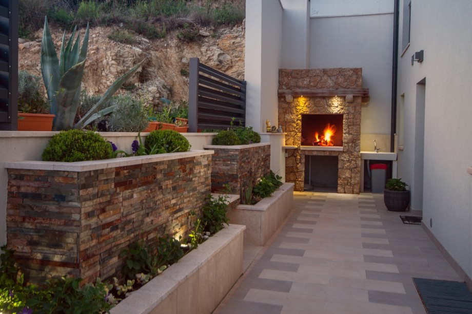 Traditional barbecue at pool level, next to the entrance to the villa