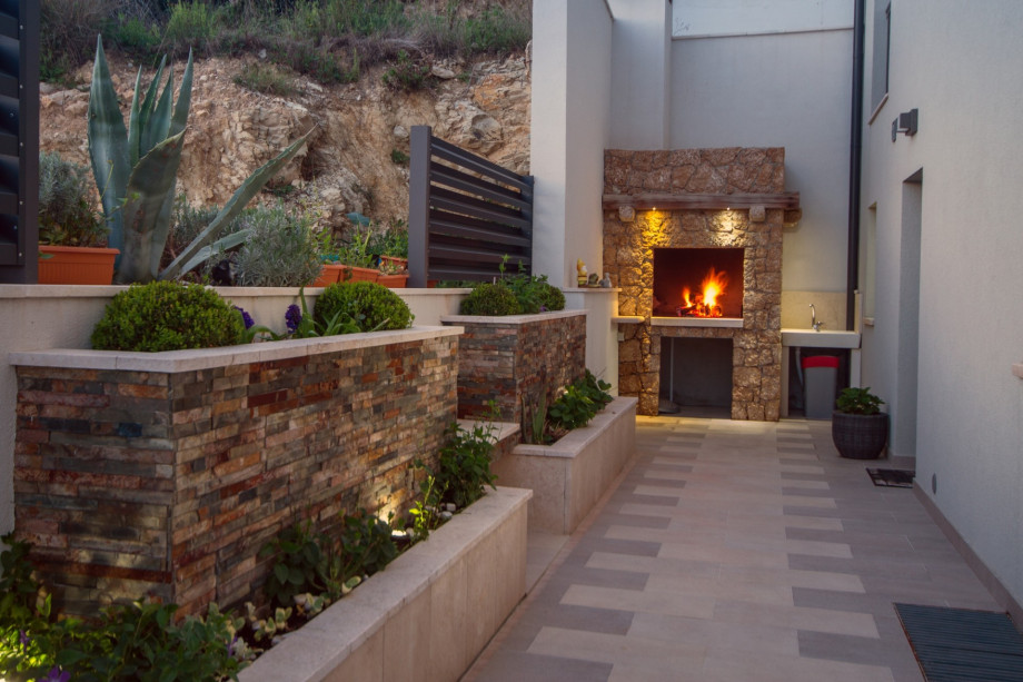 Traditional barbecue at pool level, next to the entrance to the villa