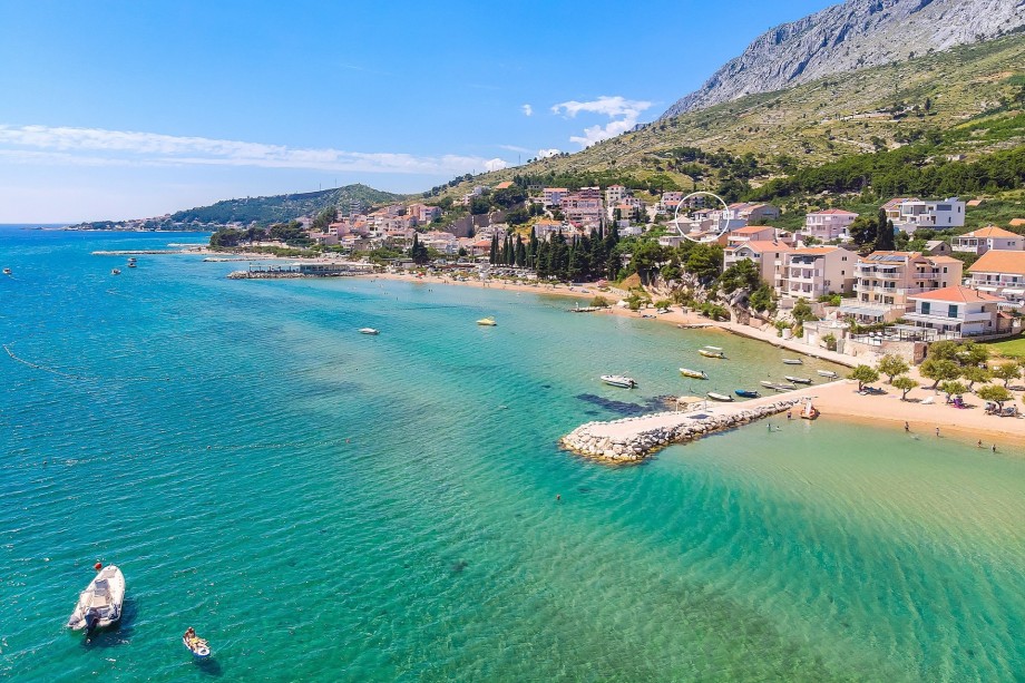 Location of Villa Paradise, only 120m away from the beach and sea