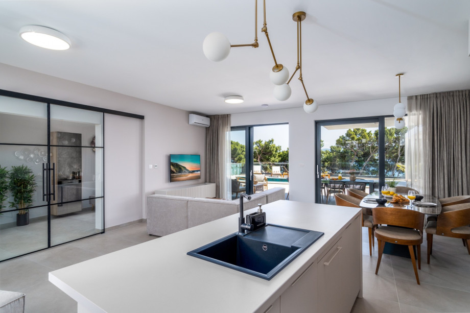 The ground floor (pool level) offers a spacious and very nicely decorated living area with TV, WiFi, A/C