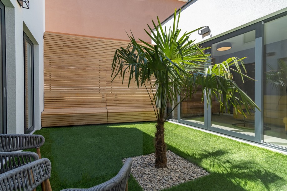A winter garden between kitchen and media room