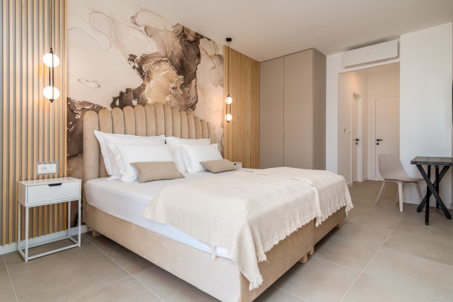 The lower ground floor offers a spacious Bedroom No1 with king-size bed 180x200cm