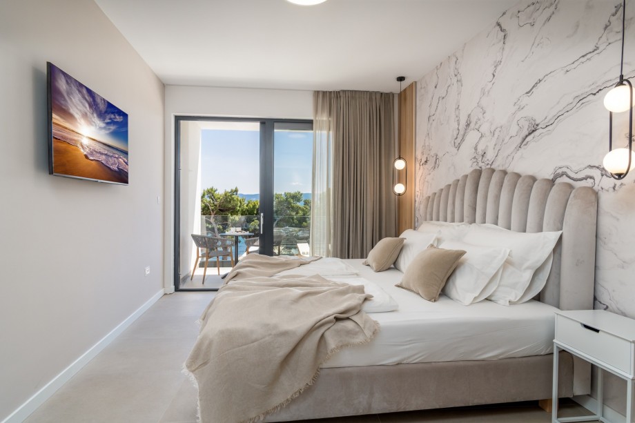 Master bedroom No2 with king-size bed 180x200cm