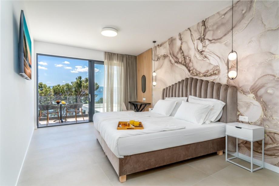Bedroom No3 with king-size bed 180x200cm with a balcony and sea views