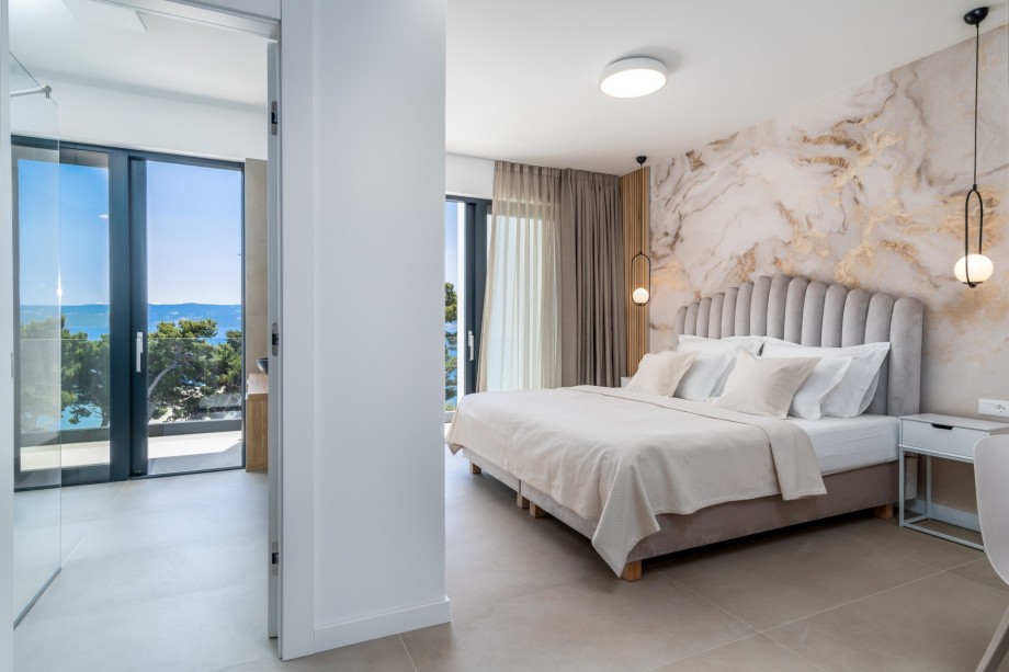 Bedroom No4 also offers A/C, TV and an en-suite bathroom with shower