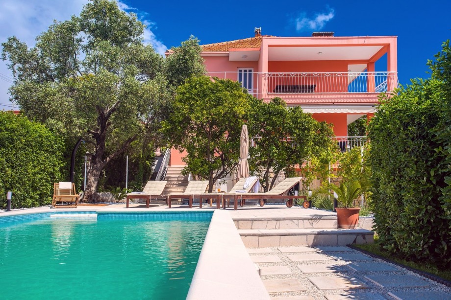 Villa Dawn with heated private pool, in walking distance to pebble beach (100m)