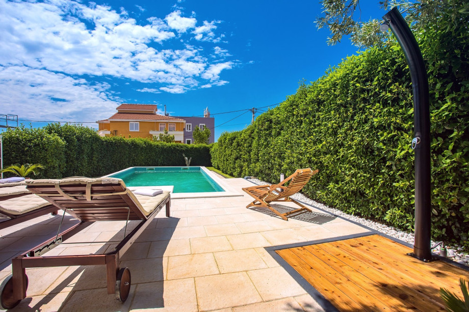 Private, heated pool 7m x 3,5m, fenced sun deck area with 5 deck chairs