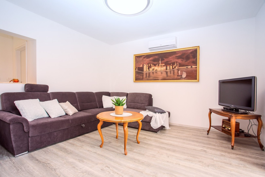 Living room with exit to the terrace, connected with dining area.