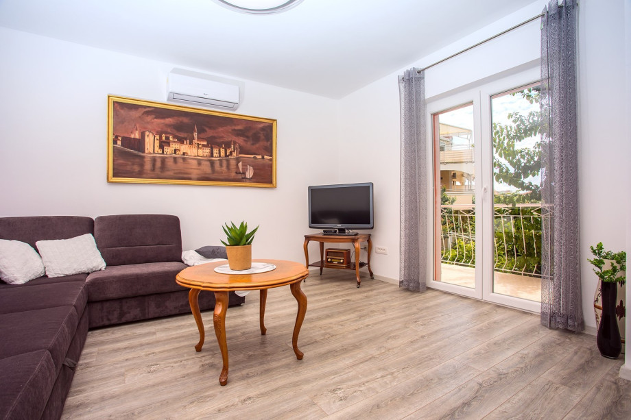 Living room with exit to the terrace, connected with dining area.