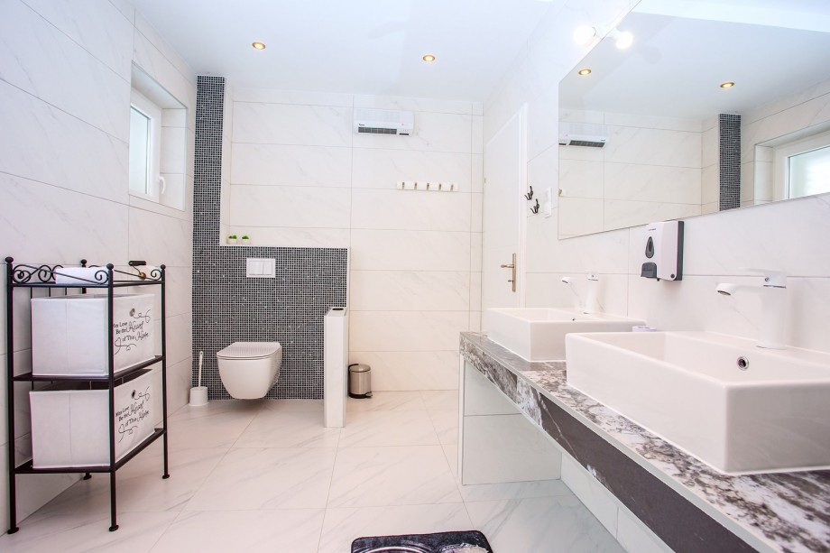 Family bathroom No.1 with bathtub and washing machine, 1st floor