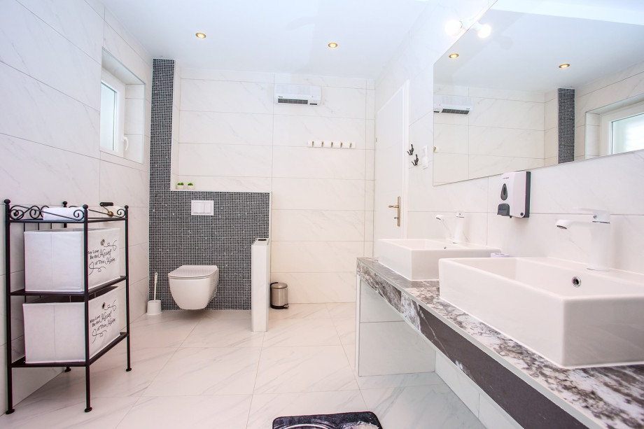Family bathroom No.1 with bathtub and washing machine, 1st floor