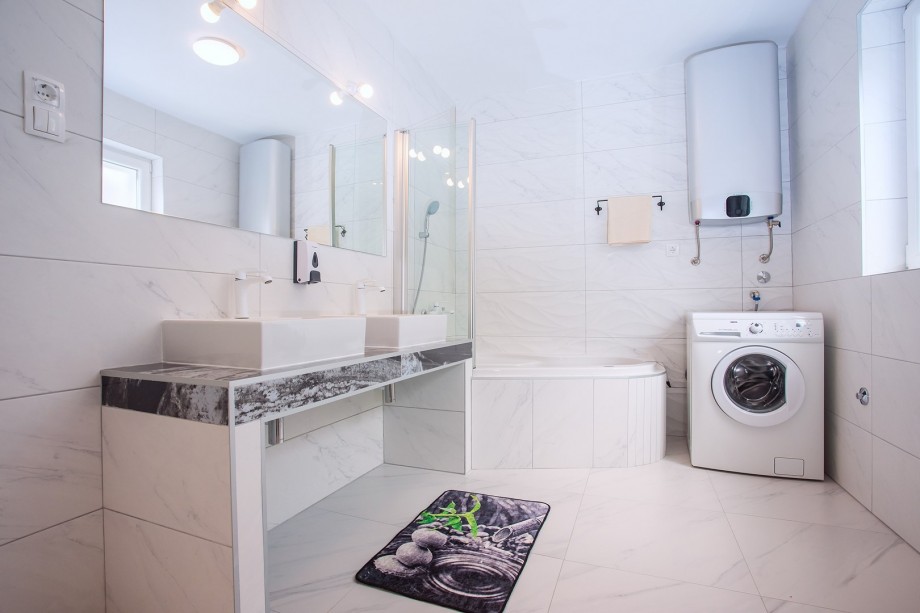 Family bathroom No.1 with bathtub and washing machine, 1st floor