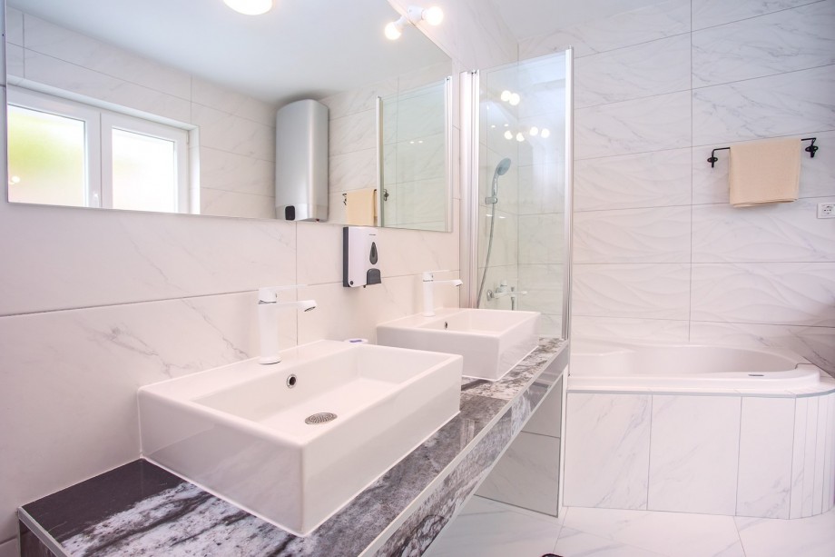 Family bathroom No.1 with bathtub and washing machine, 1st floor