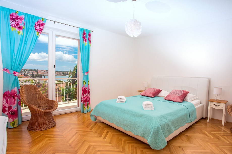 Bedroom No.2 : 180x200 bed, sofa bed, A/C, terrace with sea views, 2nd floor