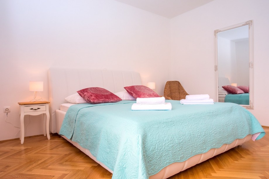 Bedroom No.2 : 180x200 bed, sofa bed, A/C, terrace with sea views, 2nd floor