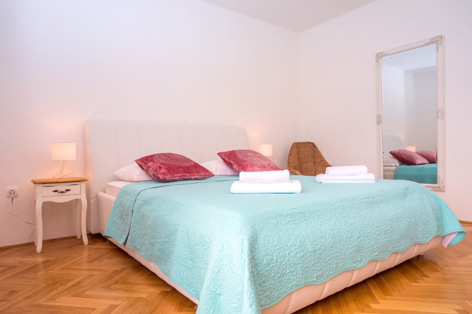 Bedroom No.2 : 180x200 bed, sofa bed, A/C, terrace with sea views, 2nd floor