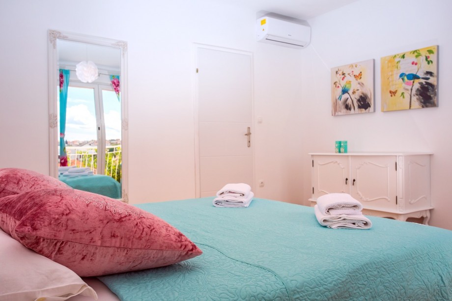 Bedroom No.2 : 180x200 bed, sofa bed, A/C, terrace with sea views, 2nd floor