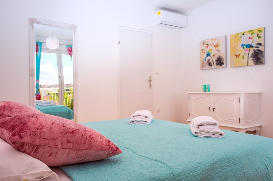 Bedroom No.2 : 180x200 bed, sofa bed, A/C, terrace with sea views, 2nd floor