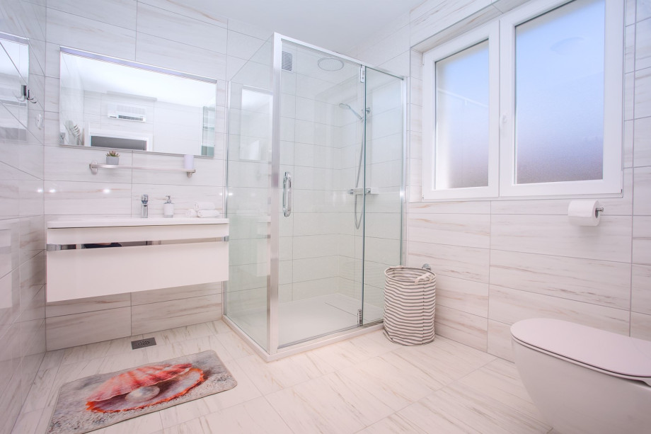 Family bathroom with shower on the 2nd floor
