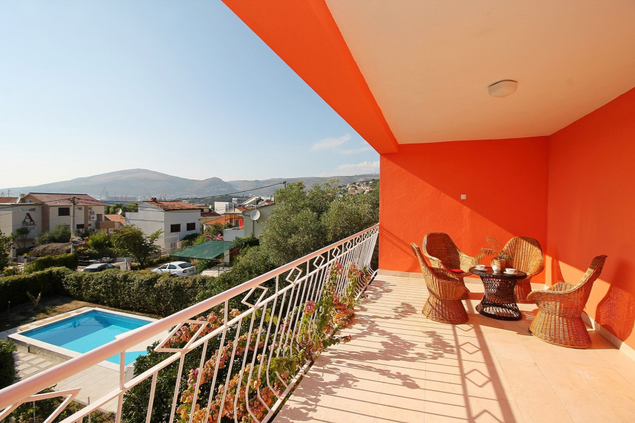 Relaxing area on the terrace (2nd floor) with beautiful sea and pool views