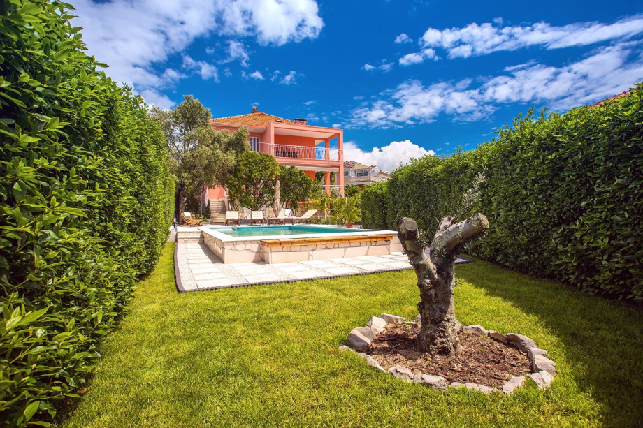 Villa Dawn-heated private pool, 100m to beach & restaurants, Trogir 1.7km