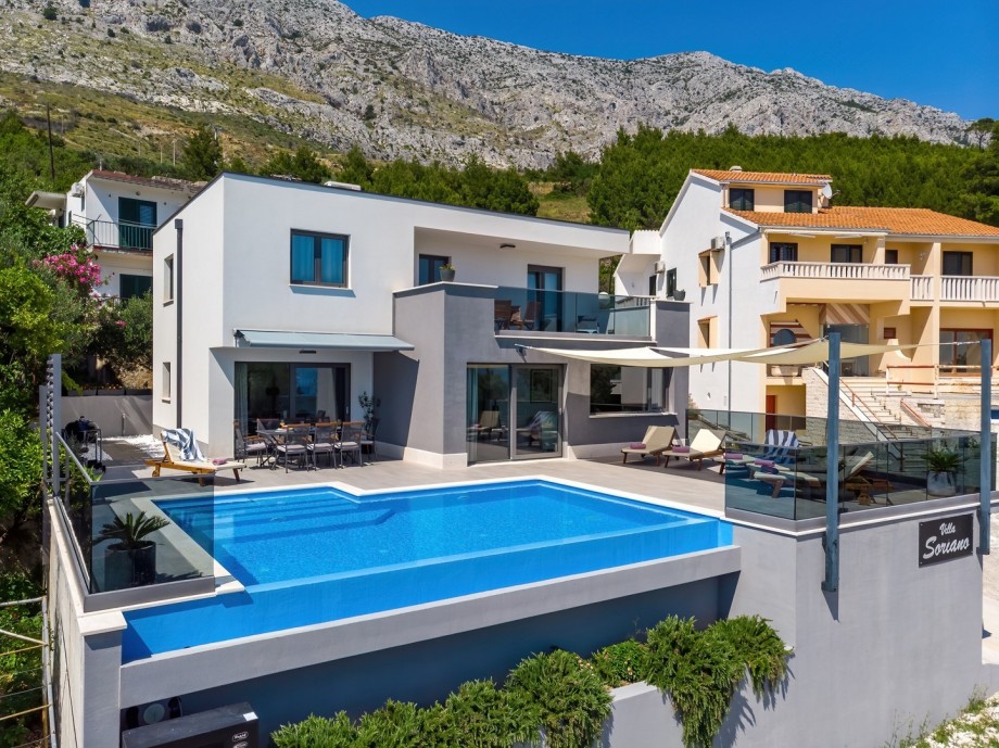 4 bedrooms, 4 bathrooms, heated pool, 130m from the sea