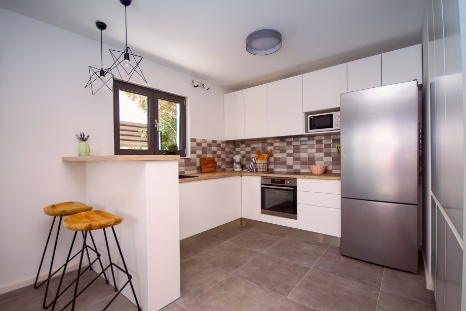 Modern and fully equipped kitchen with dining area