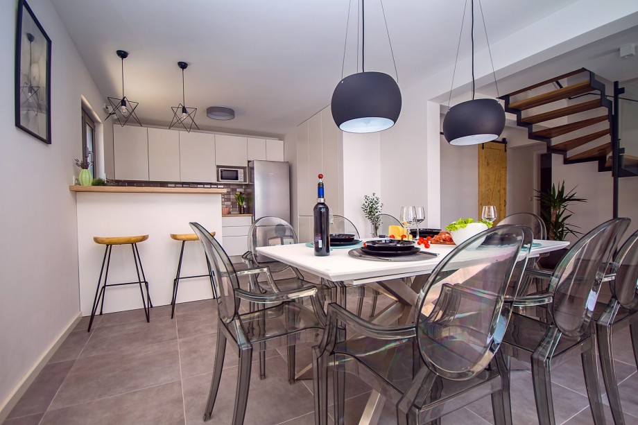 Modern and fully equipped kitchen with dining area