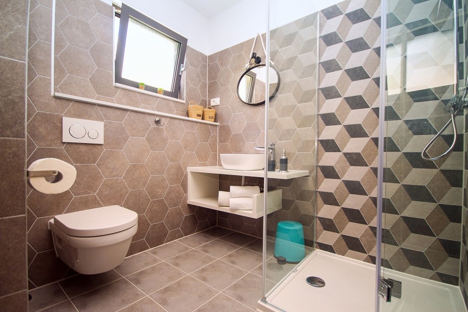 Ensuite bathroom with shower in Bedroom No2