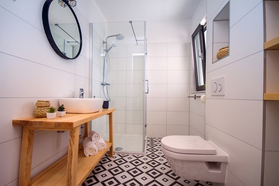 Ensuite bathroom with shower in Bedroom No.3