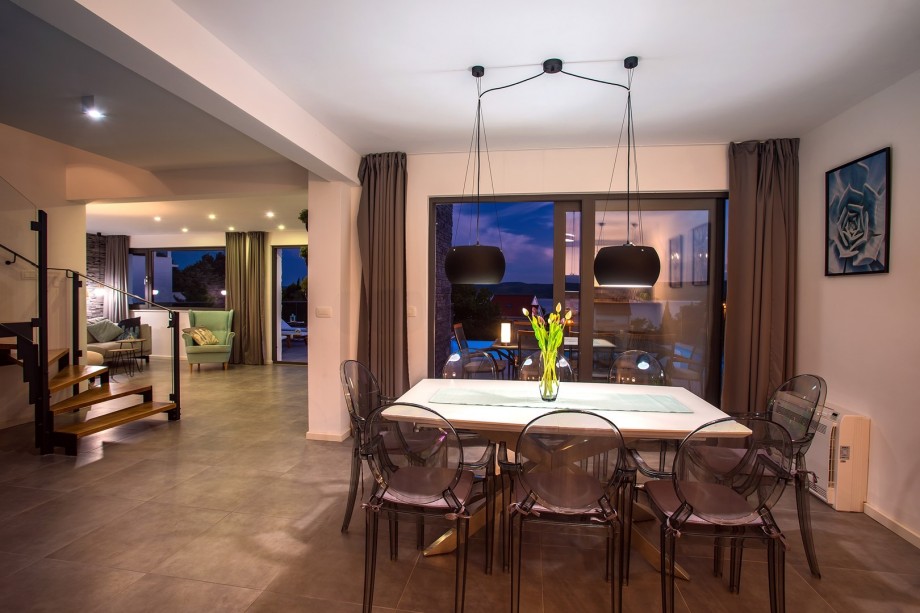 Dining area and exit to the pool