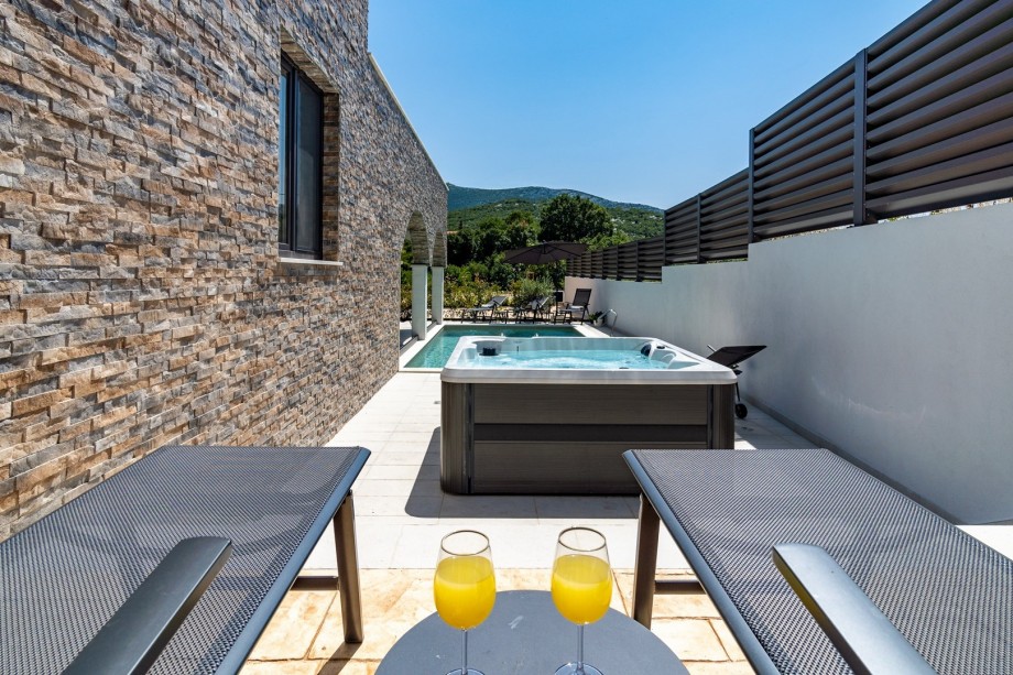 The Outdoor area offers a Jacuzzi (Hot-tub) for 5 people