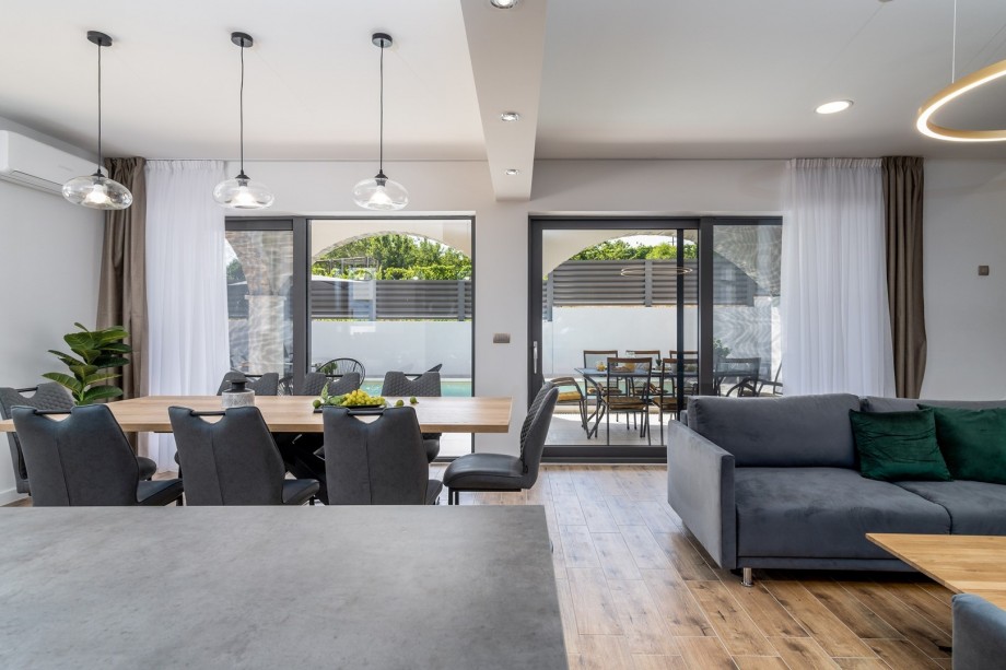 Large glass walls toward the pool area