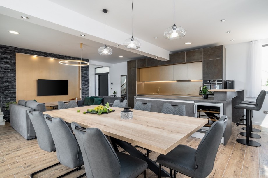 A dining area with a fully equipped kitchen, a wine cooler, a microwave oven, a filter coffee maker