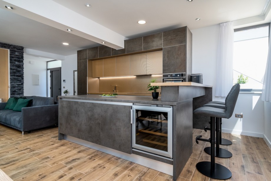 A fully equipped kitchen with all the amenities of a modern guest needs for showing your culinary expertise