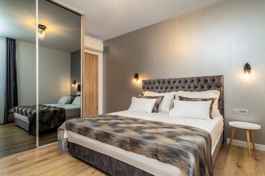 Bedroom No1 (ground floor) with king-size bed 180x200cm and en-suite bathroom